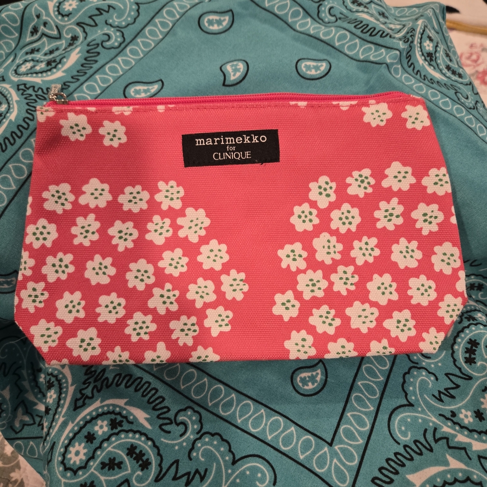 Marimekko Pink and White Floral Pouch Set - Picture 2 of 11